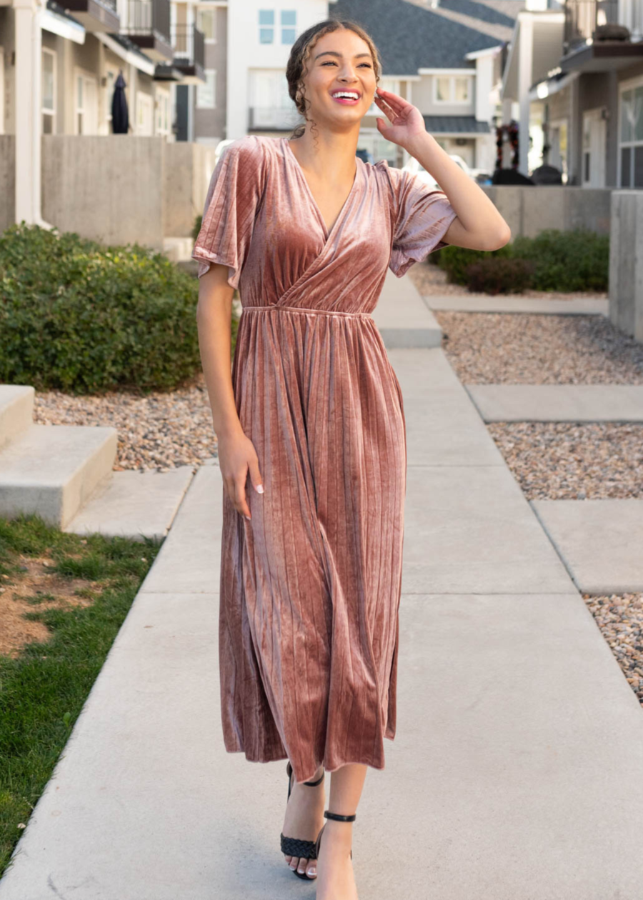 ReannahDustyRoseVelvetDress5.png Reannah Dusty Rose Velvet Dress
