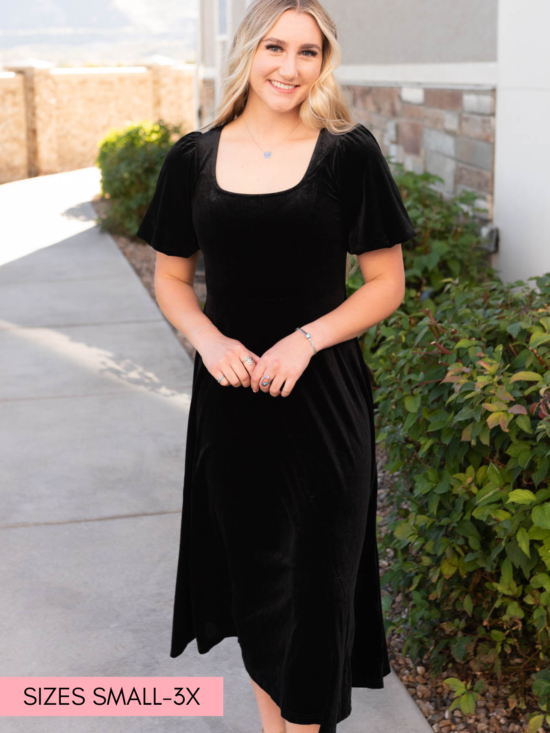 websiteimages_1c093bde-3d6d-41ec-8ede-735b8c9fc203.png Alexa Black Velvet Dress